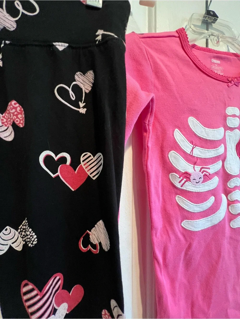 2 Pc Set🩷 Pink Long Sleeve Ribcage & Heart Tee w Black Heart Print Leggings